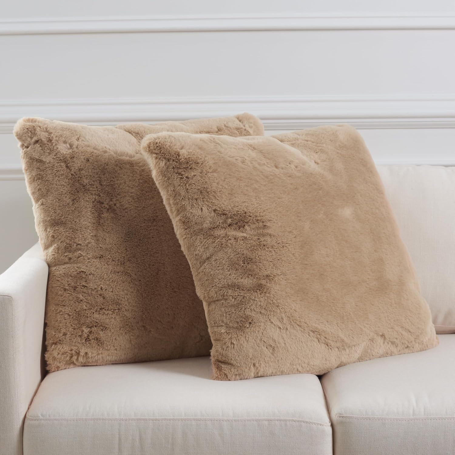 SAFAVIEH Home Collection Flayn Grey Faux Fur 17-inch Square Decorative Accent Throw Pillow with Insert (Set of 2)